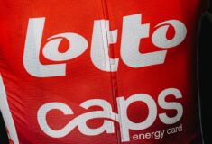 Image de l'article Lotto dévoile son maillot spécial pour le Tour de France 2025 avec Caps Energy Card