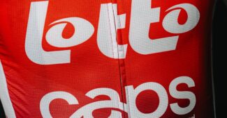 Image de l'article Lotto dévoile son maillot spécial pour le Tour de France 2025 avec Caps Energy Card