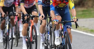 Image de l'article Julien Bernard teste un mystérieux prototype de chaussures Trek à lacets sur la Vuelta 2025