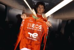 Image de l'article Geraint Thomas personnalise son maillot et son casque pour sa dernière course professionnelle