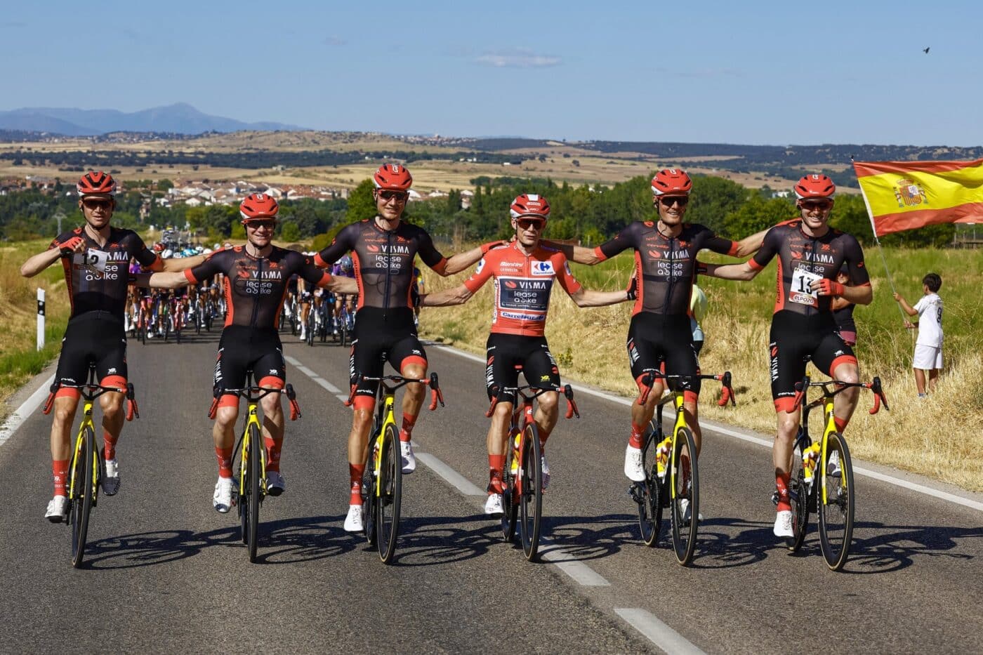 La Vuelta 2025 Visma C l bre Sa Victoire Avec Un Maillot Collector Rouge la-vuelta-2025-visma-c-l-bre-sa-victoire-avec-un-maillot-collector-rouge