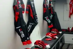 Image de l'article Vuelta 2025 : le maillot collector de la Visma | Lease a Bike pour célébrer la victoire de Jonas Vingegaard