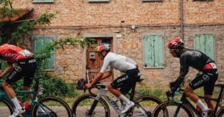 Image de l'article Q36.5 sort trois vêtements de vélo pour rouler sous la pluie