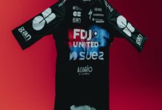 Image de l'article FDJ-SUEZ présente officiellement son maillot 2026 : un design noir, fort et symbolique