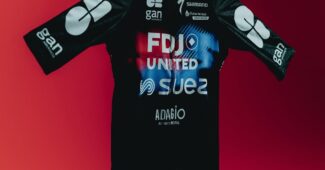 Image de l'article FDJ-SUEZ présente officiellement son maillot 2026 : un design noir, fort et symbolique