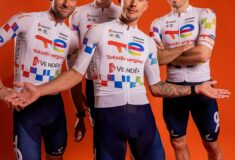 Image de l'article TotalEnergies reconduit son maillot à damiers pour la saison 2026