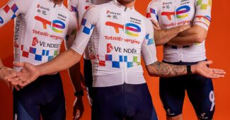 Image de l'article TotalEnergies reconduit son maillot à damiers pour la saison 2026