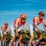 Maillot Ineos Grenadiers 2026 : un nouveau look orange et blanc