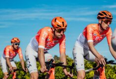 Image de l'article Maillot Ineos Grenadiers 2026 : un nouveau look orange et blanc