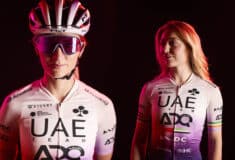Image de l'article UAE Team ADQ dévoile un maillot 2026 inspiré par le désert