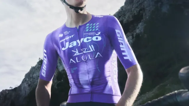 MAAP x Jayco AlUla : le nouveau maillot 2026 pr&eacute;sent&eacute;