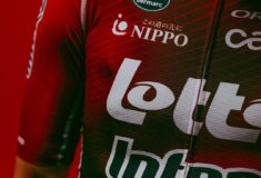 Image de l'article Un premier maillot rouge sombre pour Lotto–Intermarché en 2026
