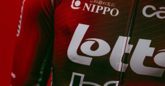 Image de l'article Un premier maillot rouge sombre pour Lotto–Intermarché en 2026