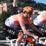 Pourquoi Ineos Grenadiers alterne entre cuissard gris et noir en course ?