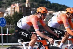 Image de l'article Pourquoi Ineos Grenadiers alterne entre cuissard gris et noir en course ?