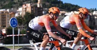 Image de l'article Pourquoi Ineos Grenadiers alterne entre cuissard gris et noir en course ?