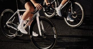 Image de l'article Fizik Lyra : une chaussure de vélo route adaptée aux nouvelles positions de pédalage ?
