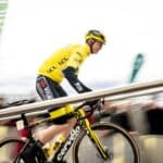 Pourquoi une bande blanche apparaît sur le maillot jaune de Paris-Nice ?