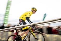 Image de l'article Pourquoi une bande blanche apparaît sur le maillot jaune de Paris-Nice ?