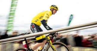 Image de l'article Pourquoi une bande blanche apparaît sur le maillot jaune de Paris-Nice ?