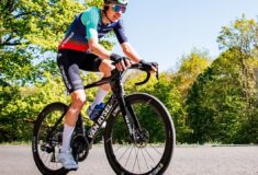 Image de l'article Pourquoi le Van Rysel RCR-F Pro de Paul Seixas est en full black à Liège ?