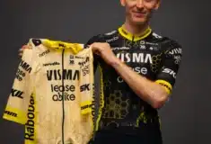 Image de l'article Visma sort un maillot dédié aux jours de repos du Tour de France