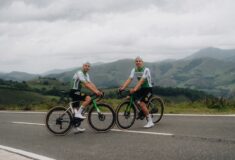 Image de l'article Caja Rural-Seguros RGA présente son maillot spécial Tour de France