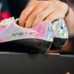 Une paire de chaussures de vélo Nike aux pieds de la Visma | Lease a Bike ?
