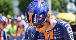 Image de l'article Au Tour de France, Team Picnic PostNL roule avec un casque imaginé par un enfant