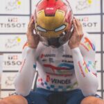 TotalEnergies roulent avec un casque Iron Man sur le Tour de France