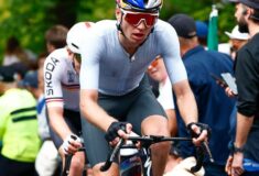 Image de l'article Pourquoi certains cyclistes portent-ils un maillot neutre aux Mondiaux ?