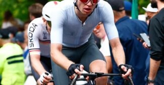Image de l'article Pourquoi certains cyclistes portent-ils un maillot neutre aux Mondiaux ?