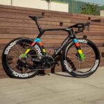 Colnago dévoile le nouvel Y1Rs arc-en-ciel de Brandon McNulty