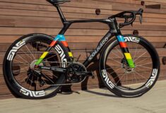 Image de l'article Colnago dévoile le nouvel Y1Rs arc-en-ciel de Brandon McNulty