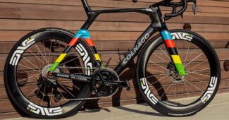 Image de l'article Colnago dévoile le nouvel Y1Rs arc-en-ciel de Brandon McNulty