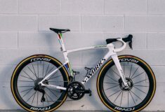 Image de l'article Le Tarmac SL9 arc-en-ciel de Demi Vollering