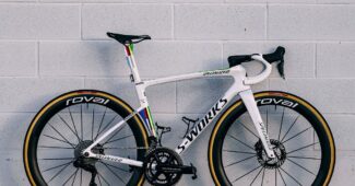 Image de l'article Le Tarmac SL9 arc-en-ciel de Demi Vollering
